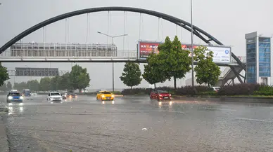 Ankara'yı sağanak ve dolu vurdu: Sokaklar göle döndü