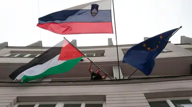 Slovenya'da bayrak krizi: Yeni başbakanın kaldırdığı Filistin bayrağı cumhurbaşkanlığı sarayına asıldı