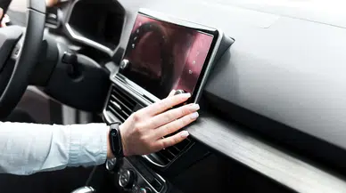 Trafik yönetmeliği değişti: Multimedya ekran, telefon tutucu ve ses sistemlerinde yeni dönem