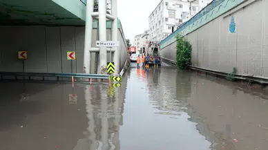 İstanbul'da sağanak trafiği felç etti: Alt geçit göle döndü