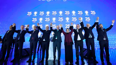 Ak Parti'nin 25. kuruluş yıl dönümünde 3 milletvekili ve 7 belediye başkanı partiye katıldı