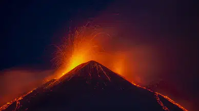 Etna Yanardağı patladı: Catania Havalimanı’nda uçuşlar durduruldu, binlerce turist mahsur kaldı