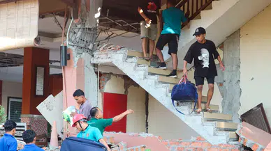 Endonezya'da 7,7 büyüklüğünde şiddetli deprem: Can kayıpları var, tsunami uyarısı yapıldı