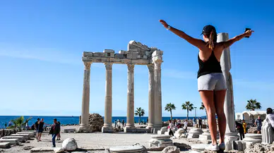 Antalya'da 10 milyon turist barajı aşıldı: Gözler dev zirvelere çevrildi