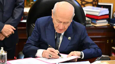 Bahçeli, Terörsüz Türkiye sürecinin Çerçeve Kanun Teklifi'ni imzaladı
