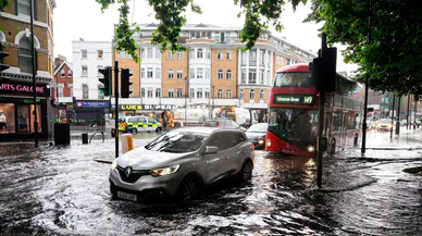 Tarihi kuraklığın etkisindeki Londra 58 gün aradan sonra sağanak yağışla karşılaştı