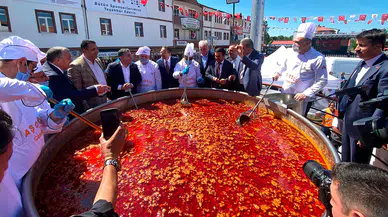 Gümüşhane'de dev kazanda pişirilen 6 bin 840 litrelik kuru fasulye ile dünya rekoru kırıldı