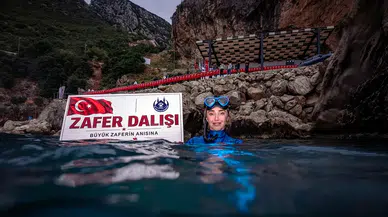 Şahika Ercümen, Zafer Bayramı'nda Karamağara Koyu'nda Türk Bayrağıyla Dalış Yaptı