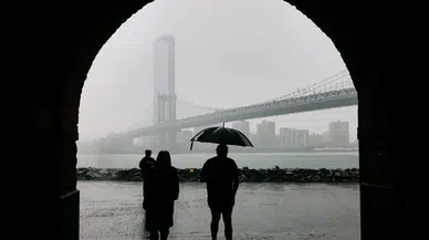 New York Long Island'da karaya çıkan hortum dehşet saçtı: 50 kabin yıkıldı, metro istasyonlarını su bastı