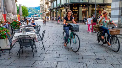 Kendisine çarpan bisiklete kızan Como Belediye Başkanı tarihi merkezde bisikleti yasakladı