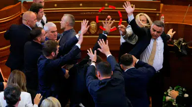 Kosova Meclisinde arbede: Başbakan Albin Kurti'ye yumurtalı protesto