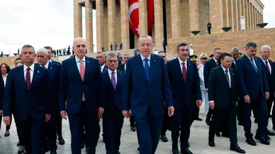 Büyük Zafer'in 104. yılı Anıtkabir'de kutlandı: Cumhurbaşkanı Erdoğan Anıtkabir Özel Defteri'ni imzaladı