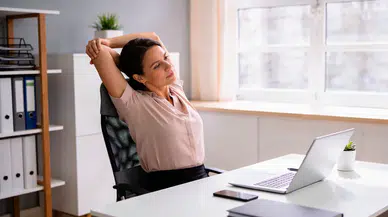 Oturuş şekliniz kararlarınızı nasıl etkiliyor? Yanlış postür yalnızca ağrı sebebi değil