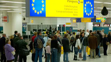 Schengen'de yeni dönem başladı: Avrupa'ya gidecekler havalimanında 3 saat önce bulunmalı