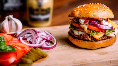 Burger, sucuk ve dönere yeni kurallar geliyor: Etiketler değişecek, bazı katkılar yasaklanacak