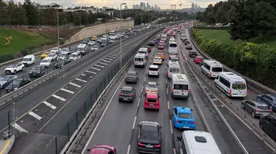İstanbul'da uyum haftasının başlamasıyla trafik kilitlendi: Yoğunluk yüzde 75'e çıktı