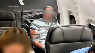 ABD'de uçakta dehşet anları: Taşkınlık çıkaran yolcuyu koli bandıyla koltuğa sabitlediler