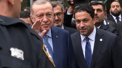 Cumhurbaşkanı Erdoğan, New York'ta Türkevi önünde güllerle karşılandı
