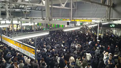 Tokyo'da gerçekleşen devasa elektrik kesintisi sebebiyle yüz binlerce yolcu yolda kaldı