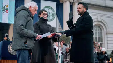 New York'un ilk Müslüman Belediye Başkanı Zohran Mamdani göreve başladı