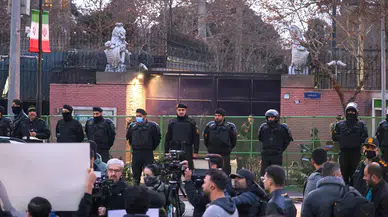 İngiltere, Tahran Büyükelçiliği'ni geçici olarak kapattı