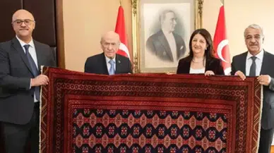 Abdullah Öcalan’dan Devlet Bahçeli’ye “Barış ve Demokrasi Kilimi“ hediyesi