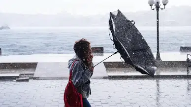 Çatı uçabilir, ağaç devrilebilir: Marmara, Ege ve Karadeniz için fırtına ve kar uyarısı