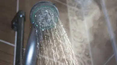 Duşta su bir anda kaynar, bir anda buz gibi mi oluyor? Tesisat ustası çözümü anlattı