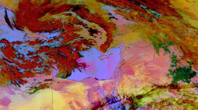 Gökyüzü puslu, araçlar çamur içinde: Çöl tozu taşınımı uyarısı