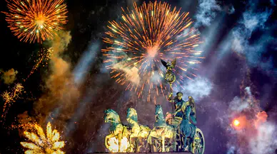 Almanya'daki yılbaşı kutlamalarında kendi yaptıkları havai fişeklerden ölenler, yaralananlar oldu