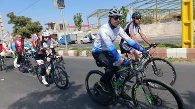 Minab'daki saldırının izini süren bisikletliler İran'a ulaştı