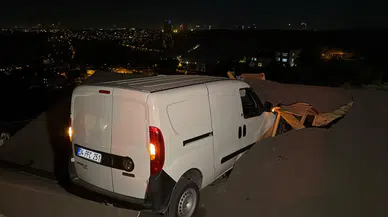 Sarıyer'de korku dolu anlar: Kontrolden çıkan araç evin çatısına saplandı