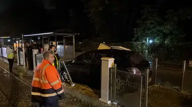 Eskişehir'de korkutan kaza: Kontrolden çıkan araç tramvay durağına girdi