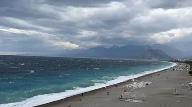 Antalya'da fırtına hayatı felç etti: Dev dalgalar kıyıları dövdü