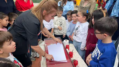 Minik öğrencilerden ebru sanatıyla anlamlı bayrak çalışması