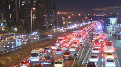 Megakentte akşam trafiği kilitlendi: Yoğunluk alarm veriyor