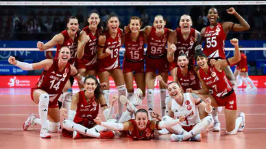 İzmir'de voleybol şöleni: Aras Kargo geri dönüşüyle devirdi
