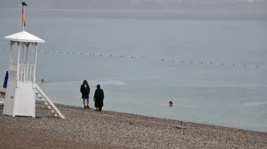 Antalya'da sağanak yağışa rağmen deniz keyfi