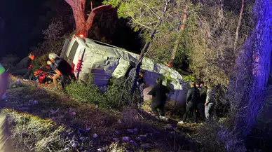 Antalya'da tur minibüsü kaza yaptı: Dağcıları taşıyan araç şarampole uçtu