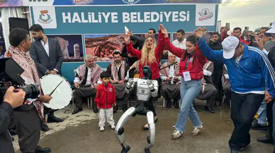 Şanlıurfa'da teknoloji ve gelenek buluştu: Robot sıra gecesinde sahne aldı