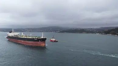 Sarıyer'de tehlike atlatıldı: Karaya oturan dev tanker Boğaz'dan geçirildi