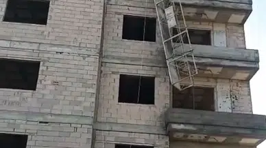 Tarsus'ta inşaat faciası: İskeleden düşen iki kardeşten biri hayatını kaybetti