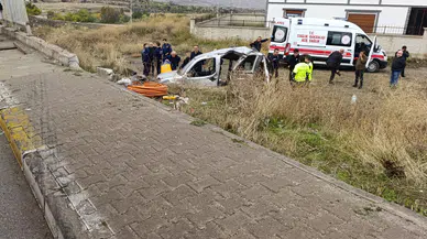 Sivas'ta trafik dehşeti: Şarampole uçan araçta 5 kişi yaralandı