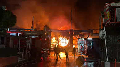 Manisa'daki dev fabrikada korkutan yangın: Ekipler seferber oldu