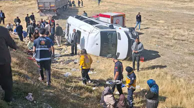 Van'da trafik dehşeti: Minibüs şarampole uçtu, çok sayıda yaralı var