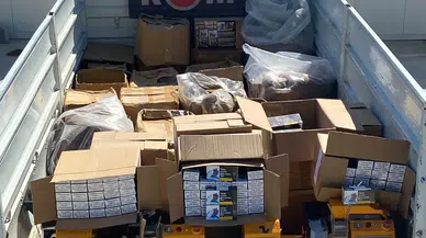 Efeler'de kaçak tütün operasyonu: Binlerce makarona el konuldu