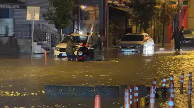 Yasak dinlemeyen motosikletliler su baskınında mahsur kaldı