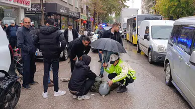 İnegöl'deki kazada duygulandıran anlar: Yaralı genci yağmurdan korumak için seferber oldu
