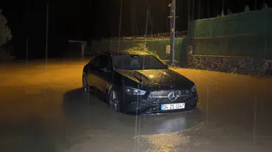 Şile'de sağanak kabusu: Sulara gömülen araçtan son anda çıkarıldılar