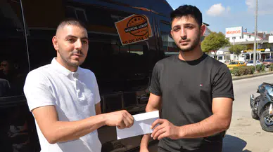 Yola saçılan paraları toplayıp sahibini aradı: İnsanlık ölmemiş dedirten hareket